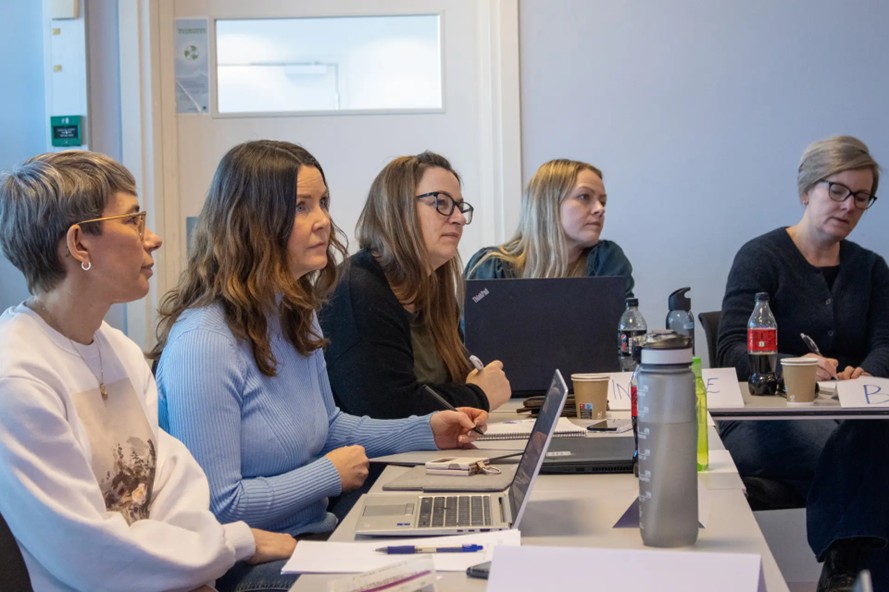 Mennesker rundt et bord