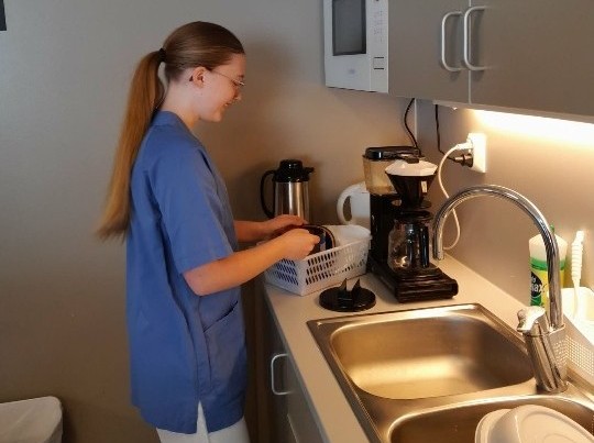 jente som jobber på helsehus