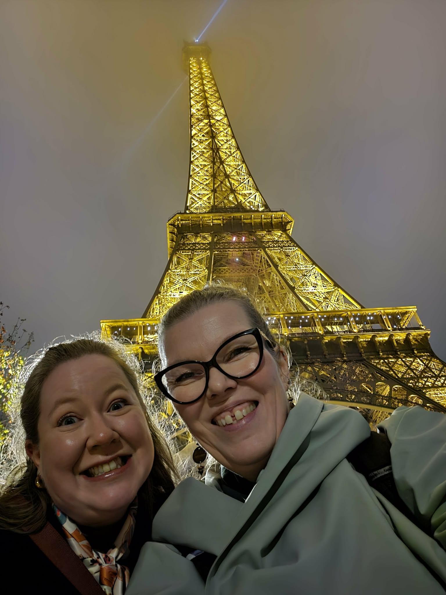 to kvinner foran Eiffeltårnet