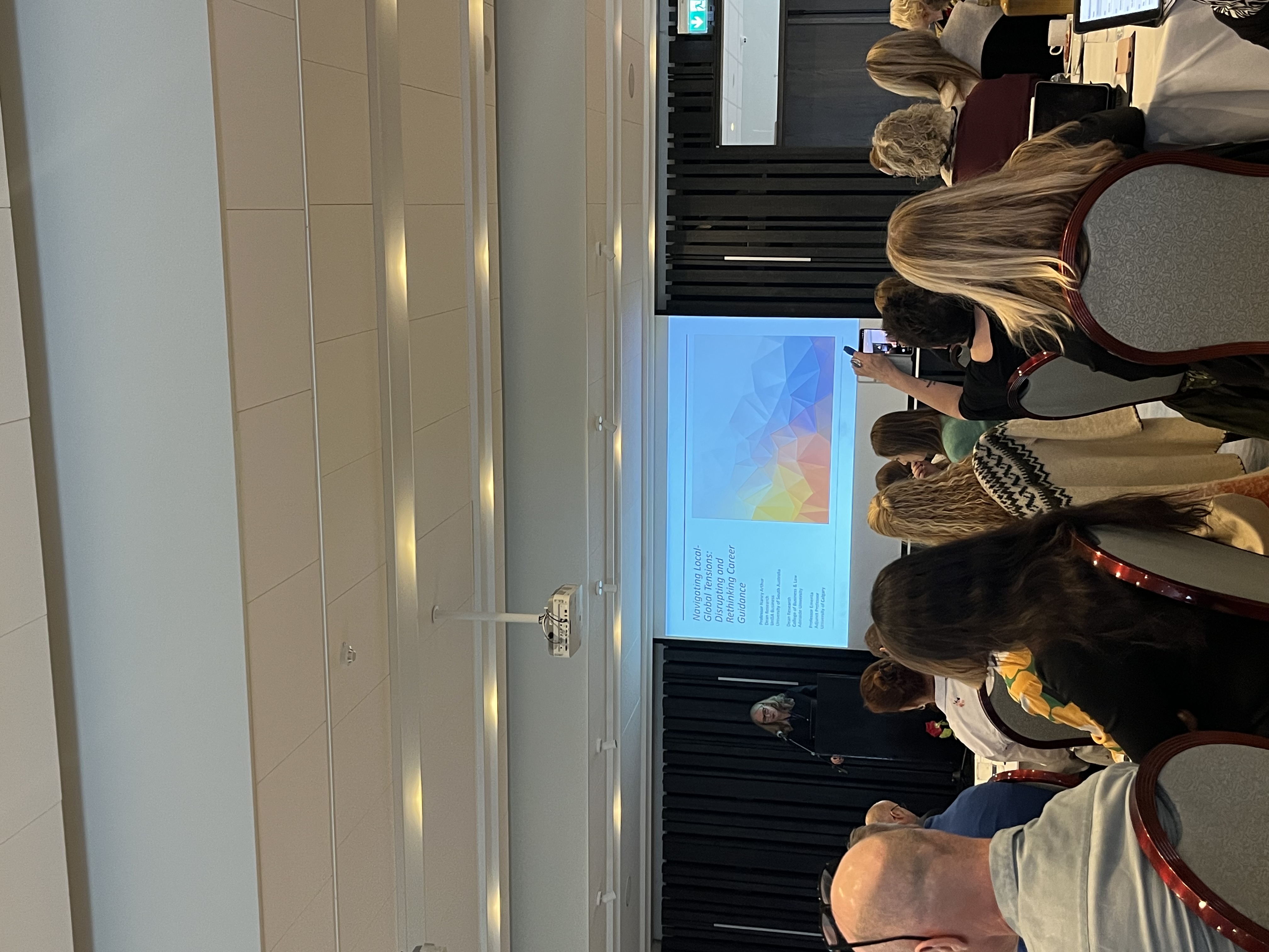 Bilde av en av foredragsholderne