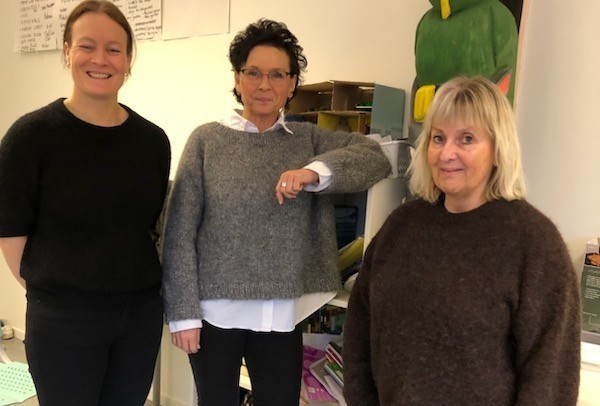 tre kvinner på en skole