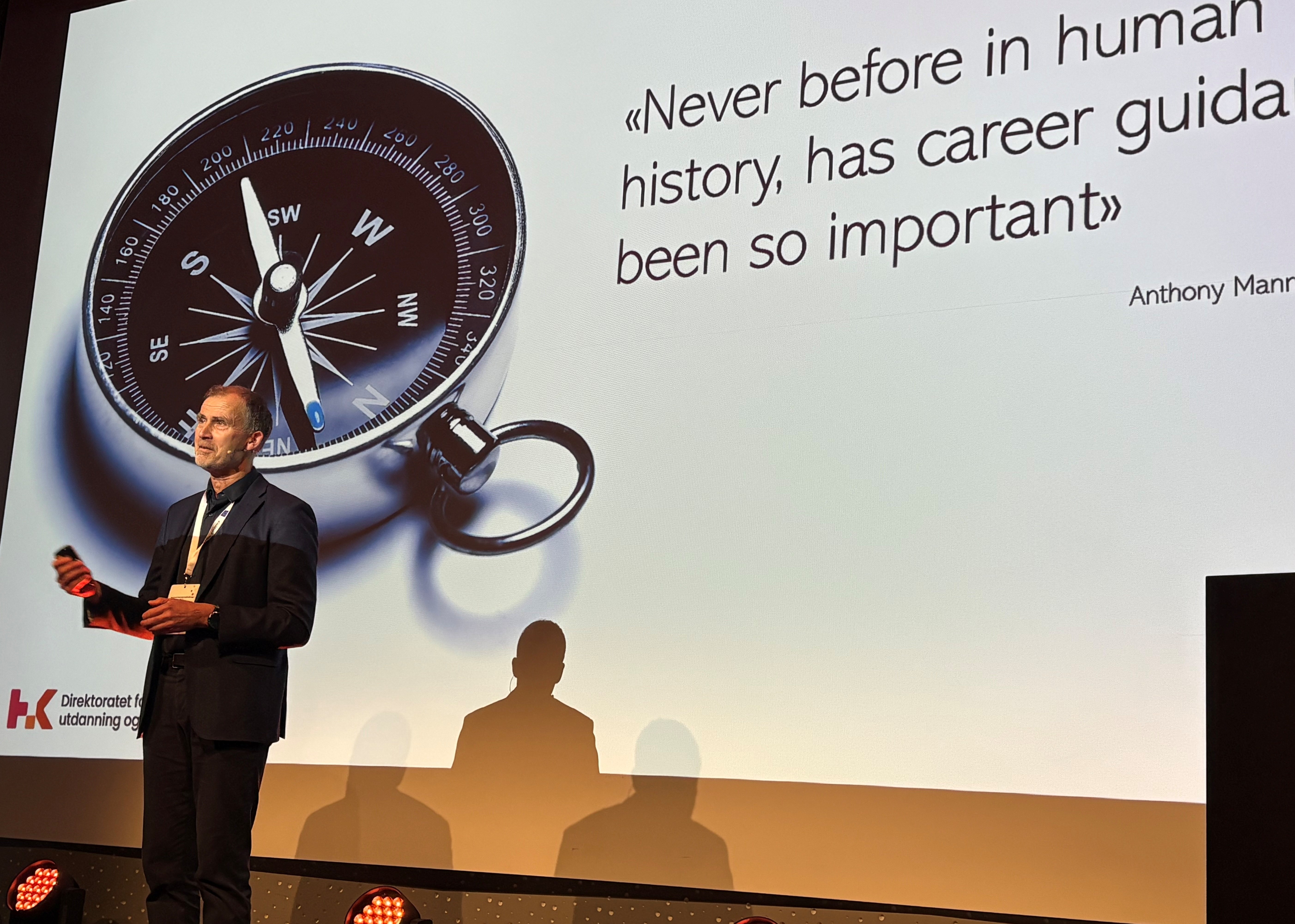 mann åpner konferansen