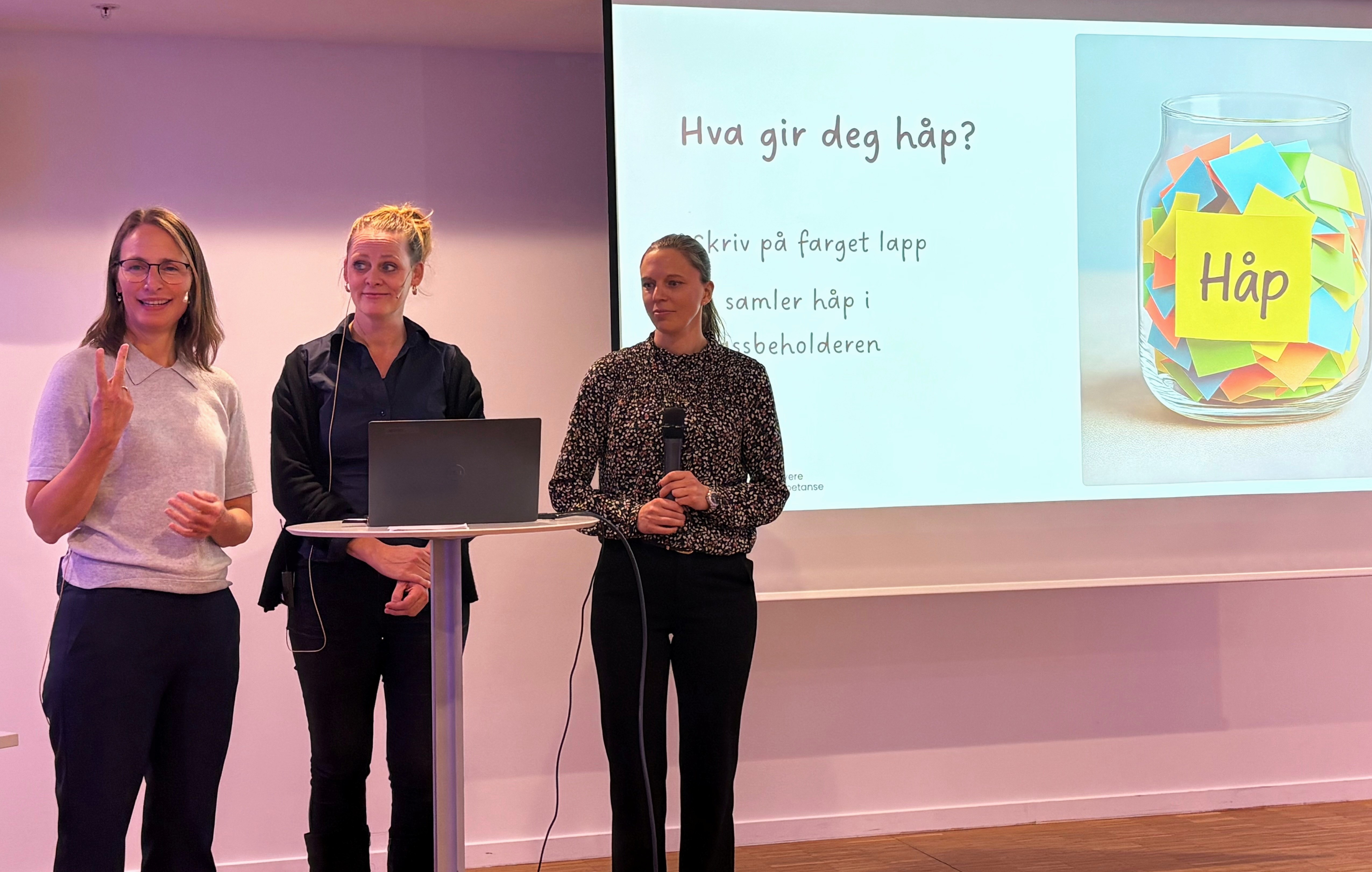 tre damer som har foredrag