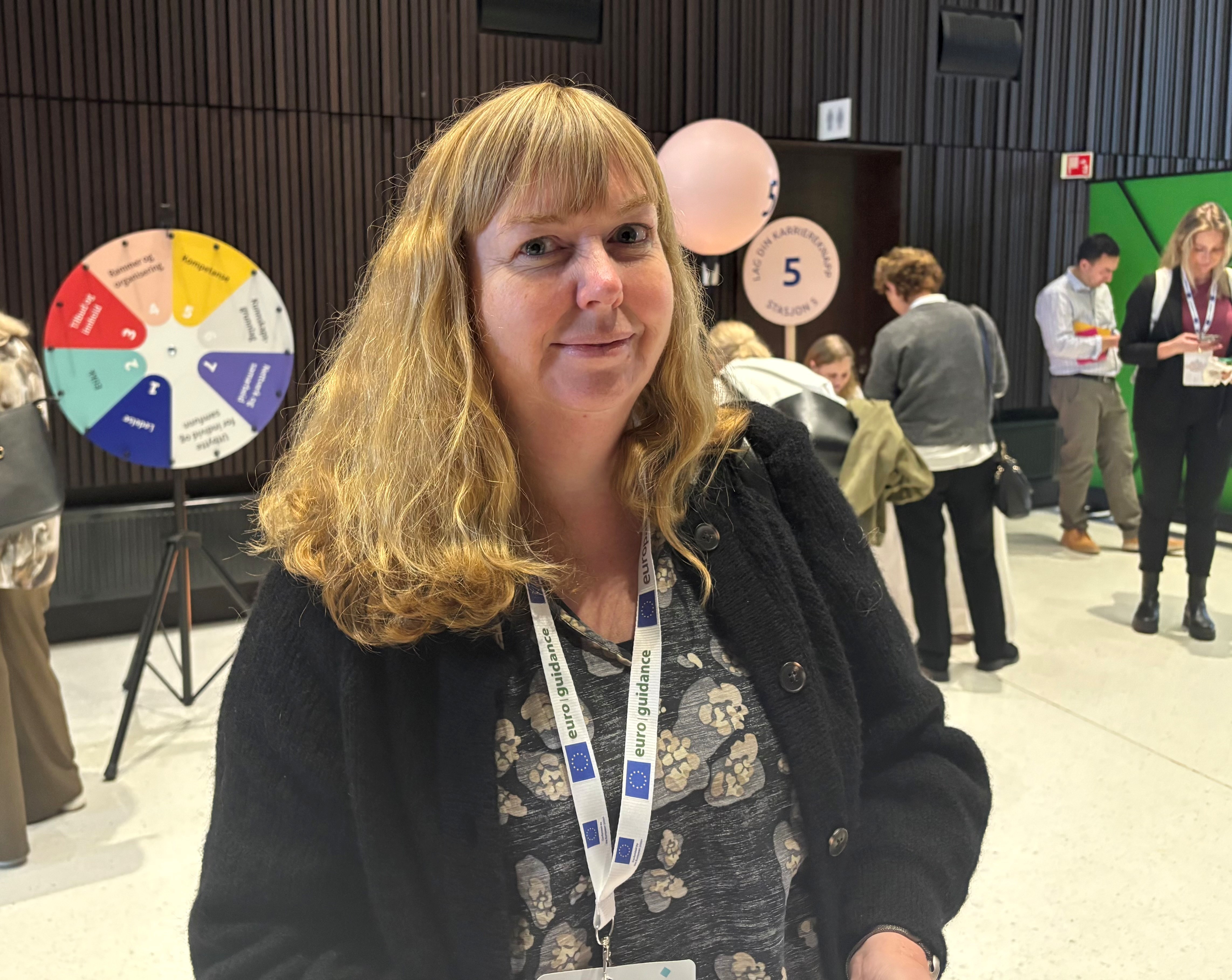 kvinne på konferanse