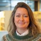 Bilde av blond dame i kontorlandskap