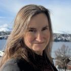 Nærbilde av mørkhåret dame med Tromsø i bakgrunnen