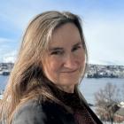 Nærbilde av mørkhåret dame