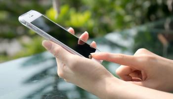 Nærbilde av hender og mobiltelefon