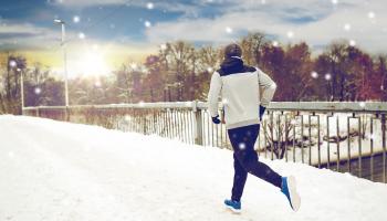 Mann jogger ute. 