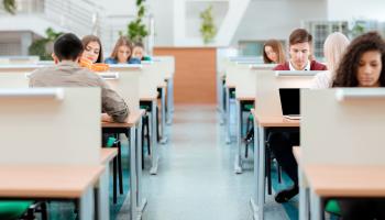 Lesesal med studenter som sitter ved pulten