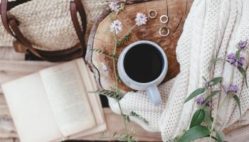 Illustrasjon bilde av bok og kaffekopp