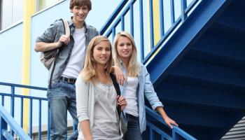 Illustrasjonsbilde skoleelever i en trapp