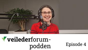 Bilde av Emma Bolger med headset og mikrofon.