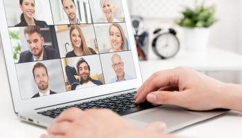 En pc-skjerm med bilde av ni personer som er i en digital samtale