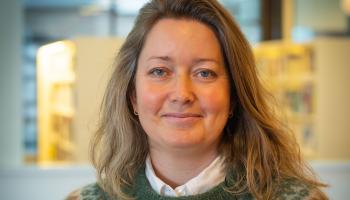 Bilde av blond dame i kontorlandskap