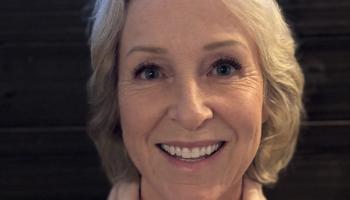 Smilende dame med blondt hår.
