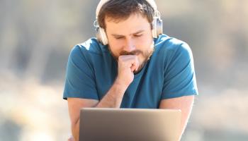 Bilde av ung mann som ser konsentrert på en pc-skjerm