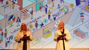 to damer åpner en konferanse