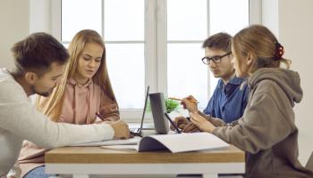 Studenter som samarbeider