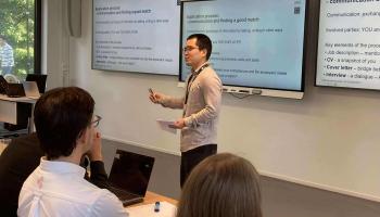 Bilde av en mann som underviser