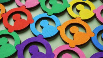 Puslespillbiter som illustrerer mennesker som henger sammen