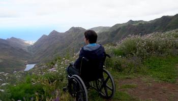 Mann i rullestol på toppen av et fjell