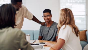 Bilde av personer rundt et bord