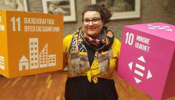 kvinne med bærekraftsmålene