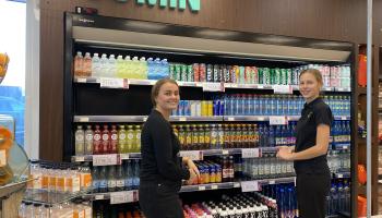 To jenter som jobber på bensinstasjon