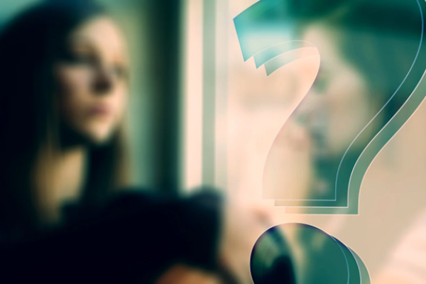 Bilde av en person i bakgrunn og et spørsmålstegn i forgrunn