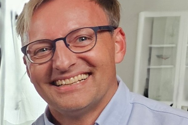 Mann som smiler