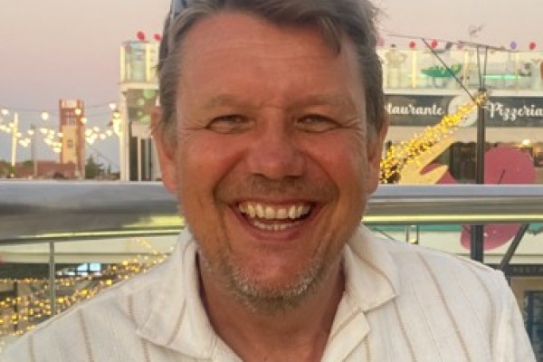 bilde av smilende mann