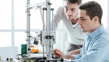 To menn jobber med en 3D-printer
