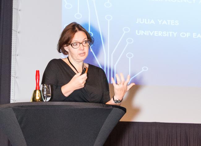 Julia Yates holder et foredrag