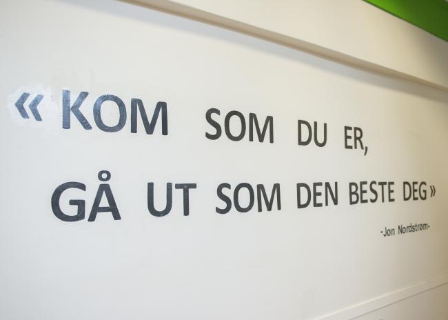 Bilde av sitat på skolevegg som sier «Kom som du er, gå ut som den beste deg» Bilde av sitat på skolevegg som sier «Kom som du er, gå ut som den beste deg»