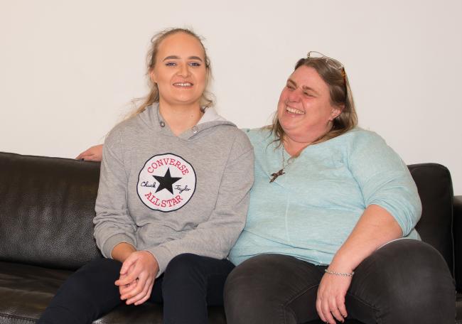 Celine Marie Hansen til venstre og Aina Andersen sitter i en sofa Celine Marie Hansen til venstre og Aina Andersen sitter i en sofa
