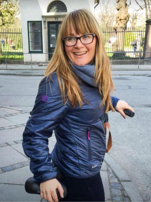 Heidi Helland Utendørsbilde av Heidi Helland på sykkel.