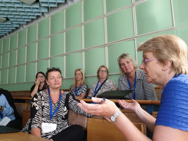 Barbara Bassot diskuterer med kolleger på workshop. Barbara Bassot, Nina Ahlroos, IAEVG