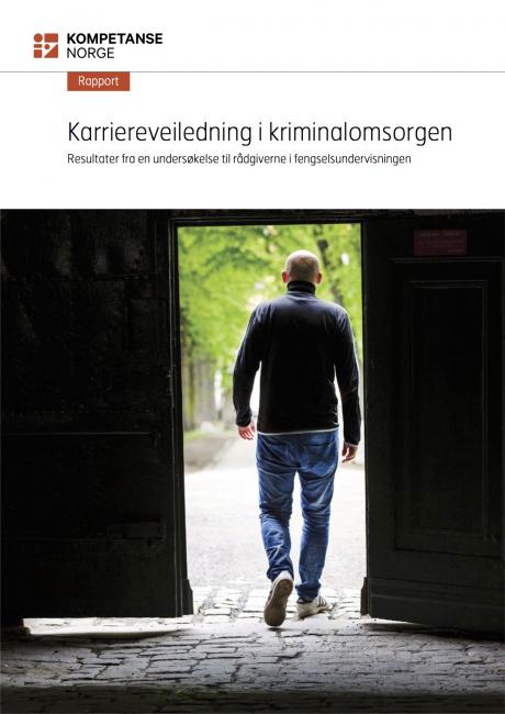Bildet av forsiden på rapport om karriereveiledning i kriminalomsorgen. Mann som står med ryggen til i en døråpning.