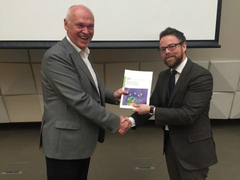 Roger Kjærgård til venstre overleverer rapporten om karriereveiledning til kunnskapsminister Torbjørn Røe Isaksen Roger Kjærgård til venstre overleverer rapporten om karriereveiledning til kunnskapsminister Torbjørn Røe Isaksen