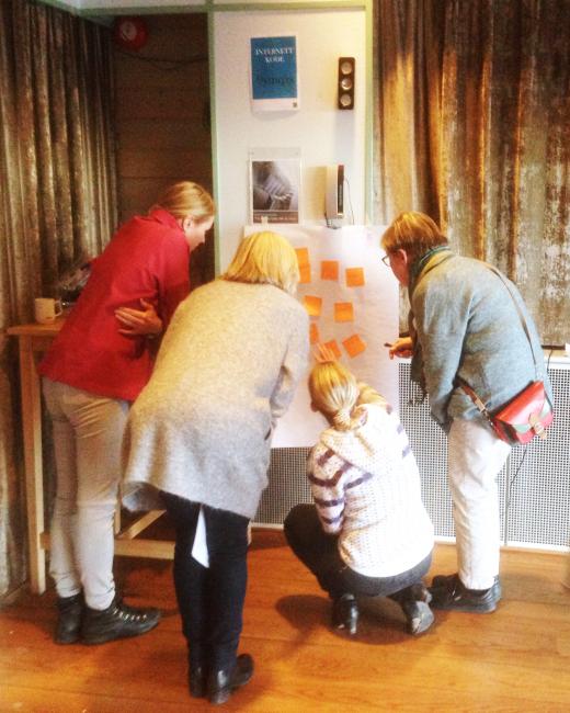 Brainstorming på et av temaene i RiO-samlingen på Leangkollen Fire damer jobber med gruppeoppgaver på RiO-samlingen i Leangkollen