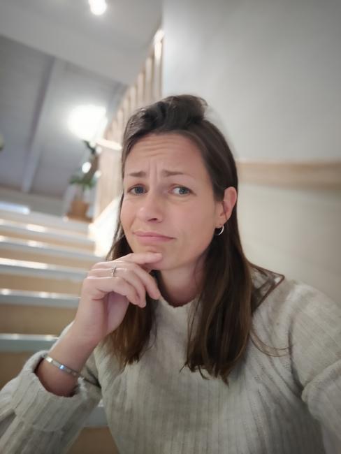 Kvinne med spørrende ansikt. 