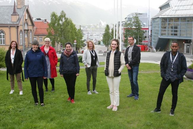 De første syv av de 19 karriereveilederne samlet, sammen med leder for seksjon for karrieretjenesters seksjonsleder, Eirik Øvernes (nr. to fra høyre). Så langt har det på grunn av pandemien ikke latt seg gjøre å samle alle de 19 karriereveilederne fysisk.  Fra venstre: Magdalena Fosshaug, Nina Borch Johansen, Margrete H. Nygaard, Anzhela Ataian, Cathrine Yttergård, Marit Overrein, Eirik Øvernes (seksjonsleder), Kiya Ahmed. Foto: Eva Høifødt  