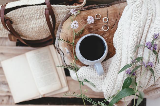 Illustrasjon bilde av bok og kaffekopp