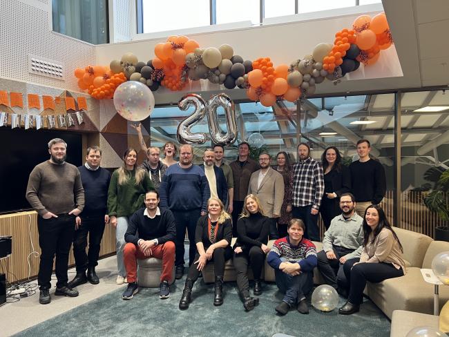 Utdanning.no 20 år - de ansatte feirer med ballonger