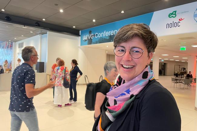 Bilde av Petra Røise, nyvalgt leder i organisasjonen IAEVG, under den internasjonale konferansen i Haag.