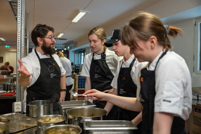 Kokker som arbeider på et kjøkken