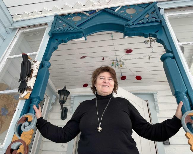 Bilete av Ann Karina Sogge på trappa til huset sitt.