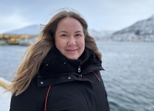 Bilde av Maria Gundersen, karriereveileder i Karriereveiledning.no, ved kaikanten i Tromsø.