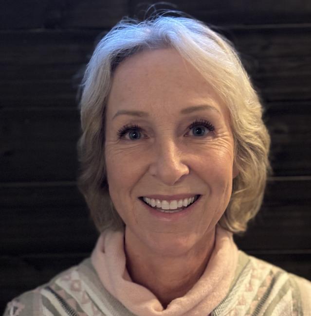Smilende dame med blondt hår.